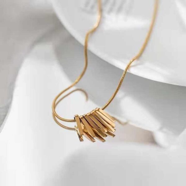 قلادة الياقة الريشية