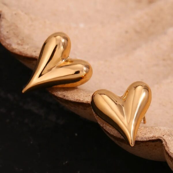 اقراط القلوب الذهبية