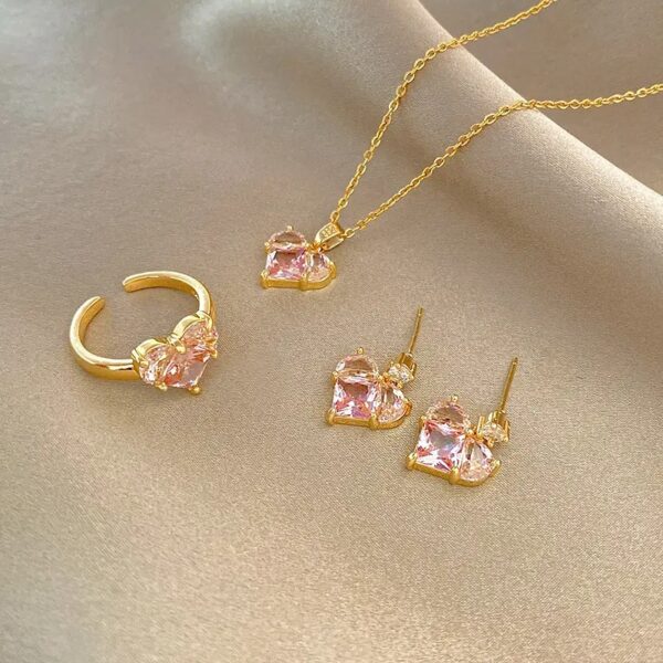 طقم قلب الكريستال الوردي