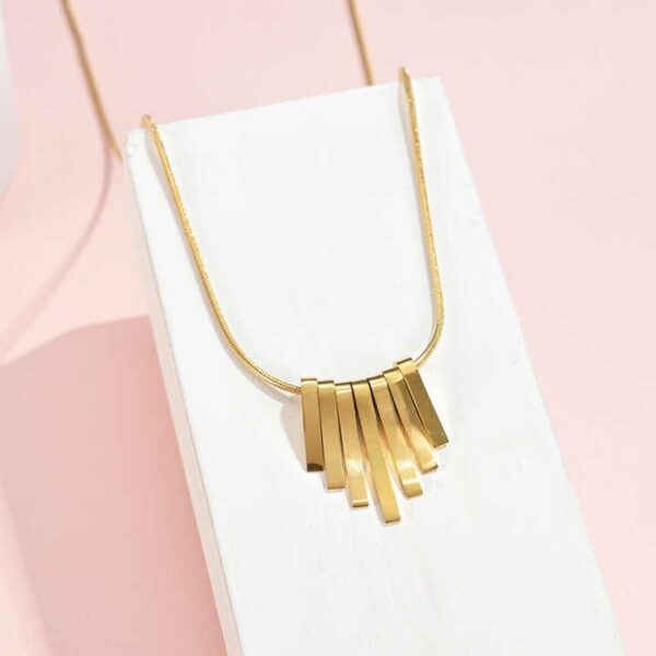 قلادة الياقة الريشية