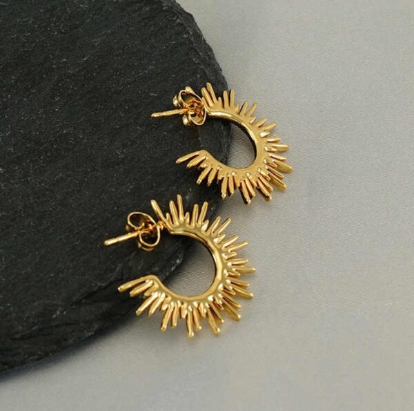 اقراط الشمس المشرقة