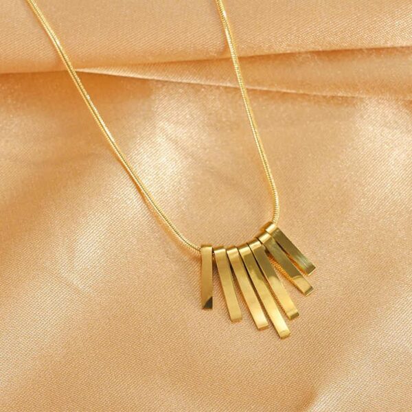 قلادة الياقة الريشية