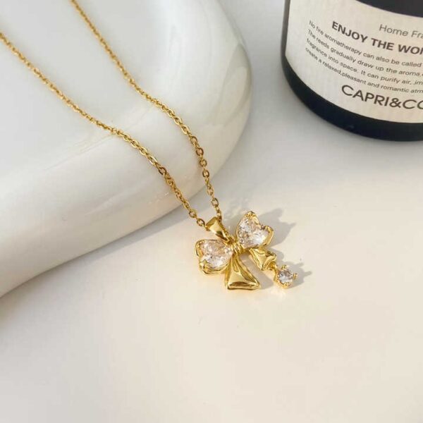 قلادة الفيونكة الكرستالية