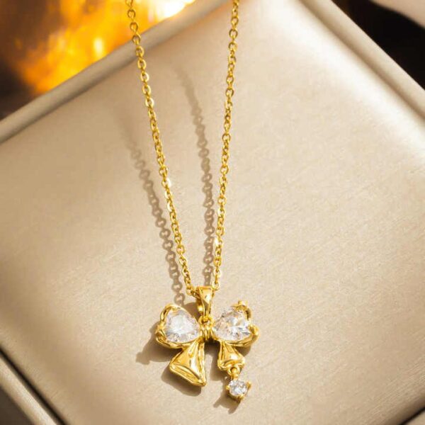 قلادة الفيونكة الكرستالية