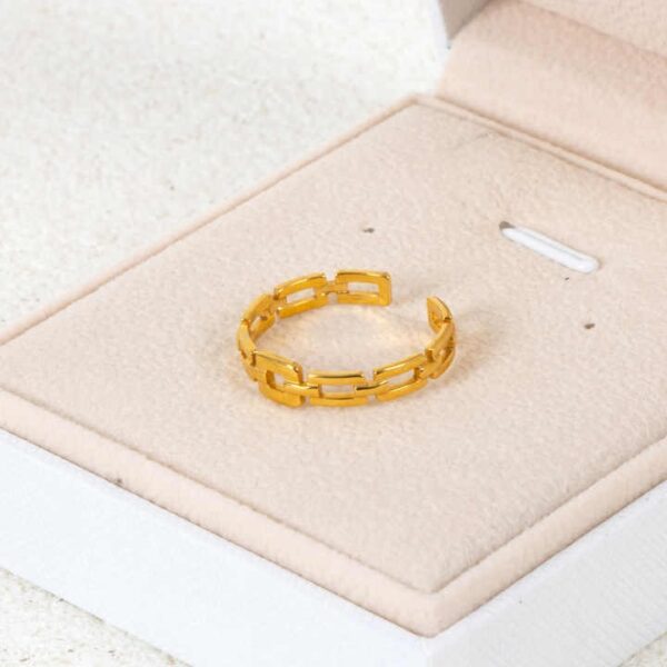 خاتم السلسلة الذهبية المفرغة