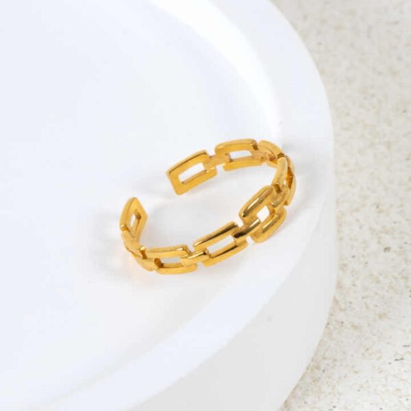 خاتم السلسلة الذهبية المفرغة