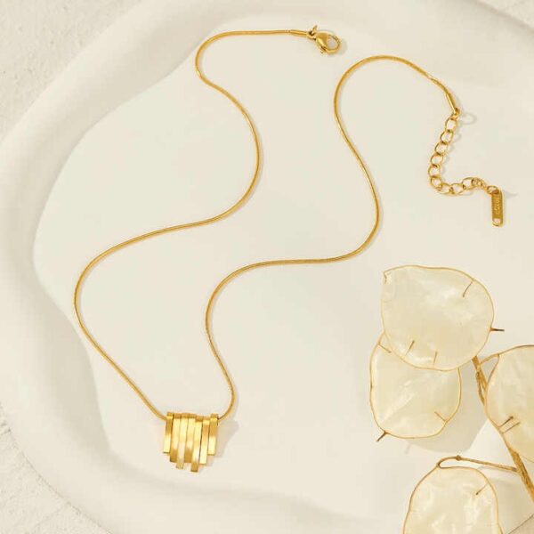 قلادة الياقة الريشية