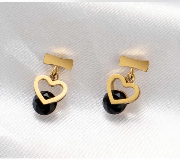 اقراط الكرستالة السوداء