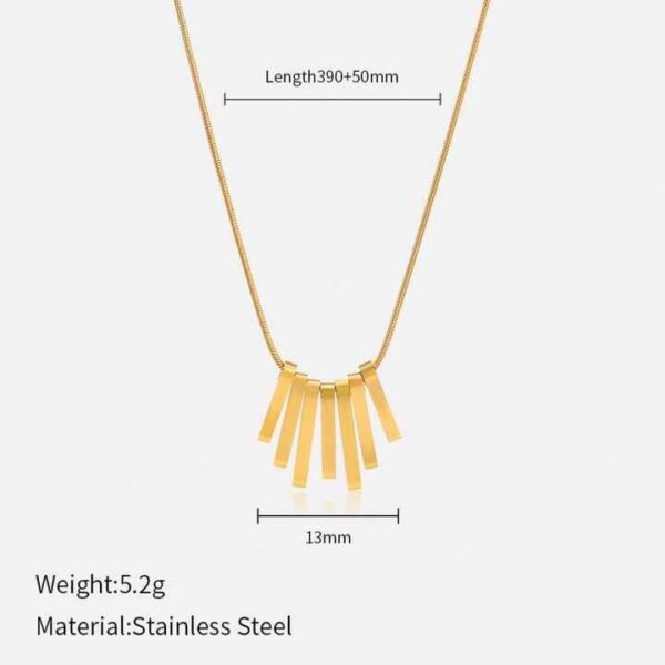 قلادة الياقة الريشية