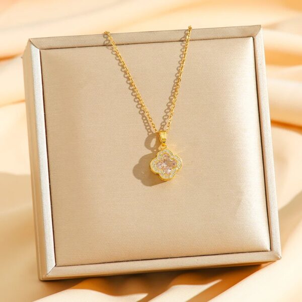 قلادة زهرة البرسيم المرصعة